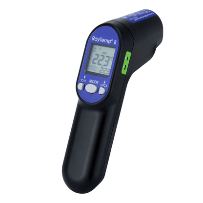 Thermomètre infrarouge numérique avec écran LCD affichant une lecture de température, isolé sur fond blanc - Thermomètre IR Raytemp 8 avec prise thermocouple de type K de Thermomètre.fr.