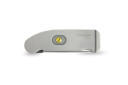 un petit Thermomètre bluetooth sans fil Thermapen® Blue gris avec un bouton jaune dessus de Thermometre.fr.