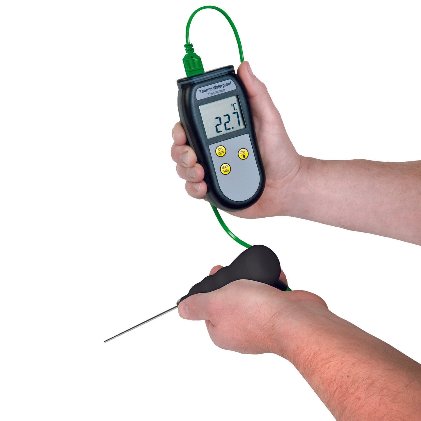 une personne titulaire d'un Thermomètre étanche Therma de protection IP66/67 de Thermometre.fr, auquel est attaché un fil.