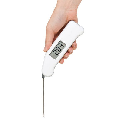 Une personne tenant un thermomètre Thermapen® Air de Thermometre.fr sur fond blanc.