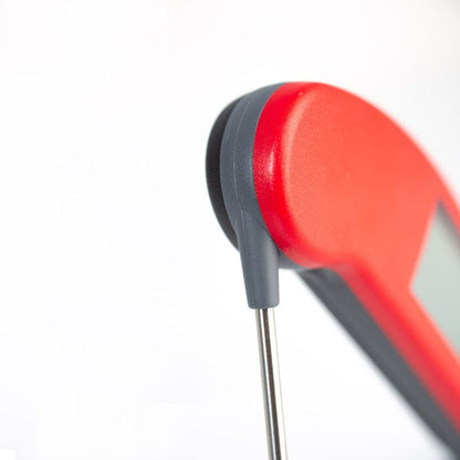 un termometro Thermapen® One rosso e nero su sfondo bianco di Thermometer.fr.