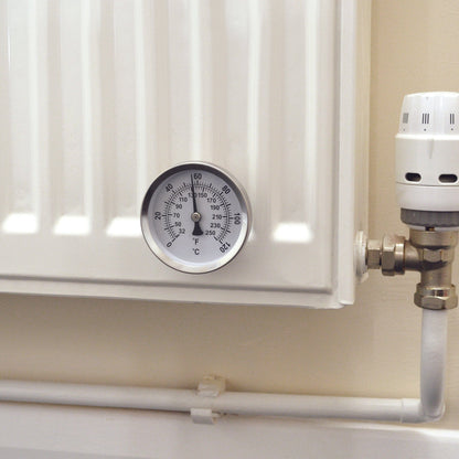 un radiateur blanc auquel est attaché un Thermomètre de radiateur à tube – magnétique, de Thermometre.fr.