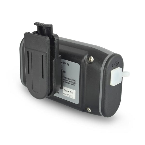 un Clip ceinture pour thermomètre Bluetherm noir avec un chargeur attaché de Thermometre.fr.