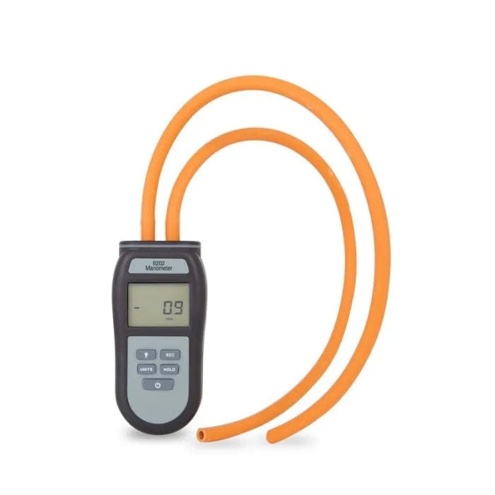 un flexible orange auquel est attaché un Thermometre.fr Manomètre différentiel 9202.