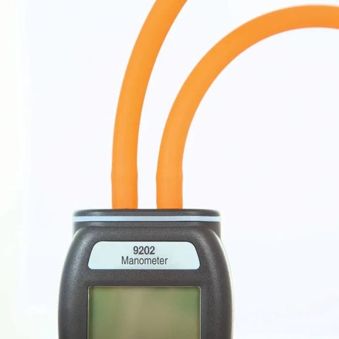 un Manomètre différentiel 9202 avec un tuyau orange attaché par Thermometre.fr.