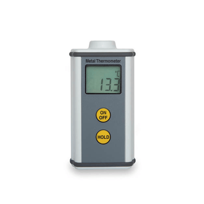 un Thermomètre en métal Thermomètre numérique Therma K sur fond blanc. (Marque : Thermometre.fr)