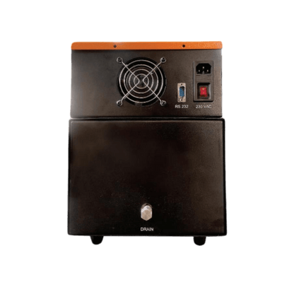 Un climatiseur Tempsens Bain liquide Calsys 250 noir et orange sur fond blanc, offrant un contrôle précis de la température et des performances optimales.