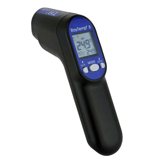 Thermomètre IR Raytemp 8 avec prise thermocouple de type K affichant une température de 24,9°c sur son écran numérique, isolé sur fond blanc de Thermomètre.fr.