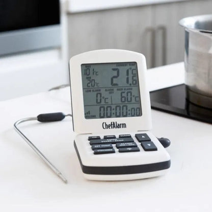 Un thermomètre numérique Thermometre.fr est posé sur un comptoir de cuisine.