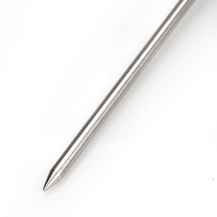 Une aiguille Thermomètre.fr en acier inoxydable, utilisée pour la mesure de la température, sur une surface blanche.