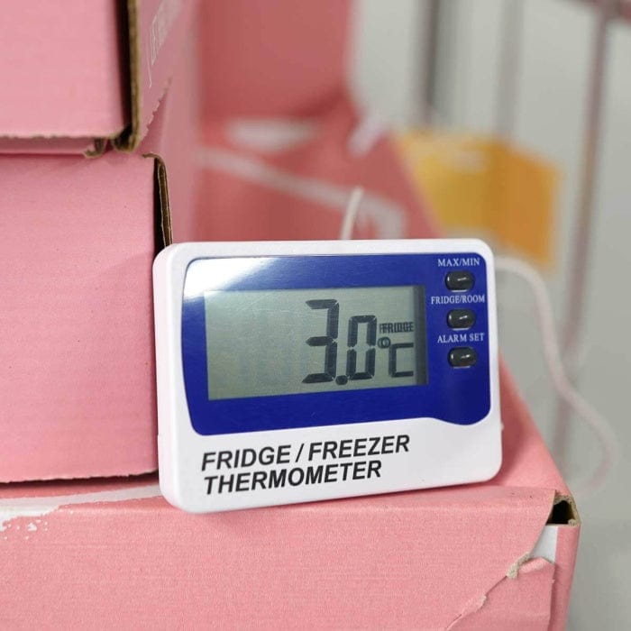 Un termometro digitale Thermométrie.fr si trova sopra un mobile frigorifero.
