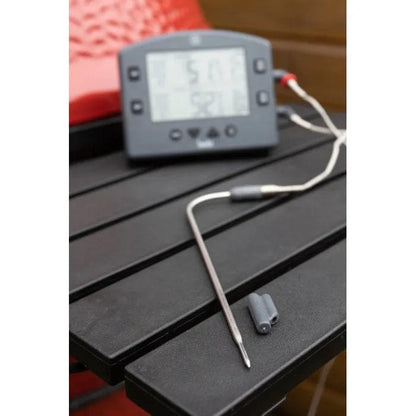 Une Sonde de pénétration DOT / ChefAlarm / SMOKE de Thermometre.fr posée sur une table.