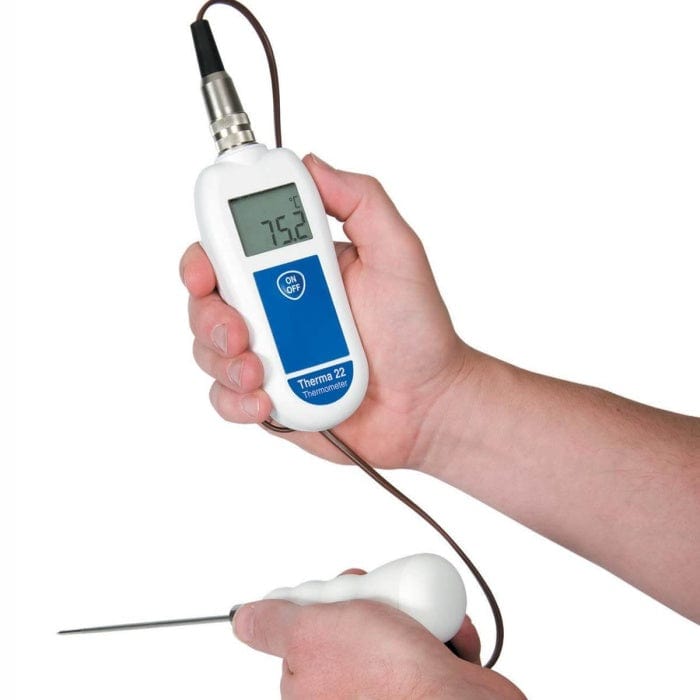 une main tenant un Kit de thermomètre pour l'hygiène alimentaire de Thermometre.fr.