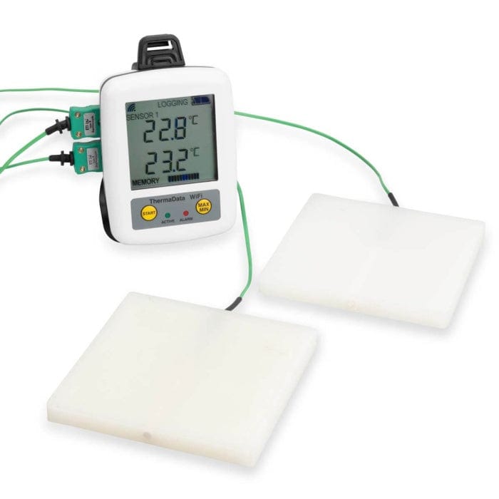 Une Sonde de température pour simulateur alimentaire de Thermomètre.fr sur une surface blanche affiche les relevés de température avec précision.
