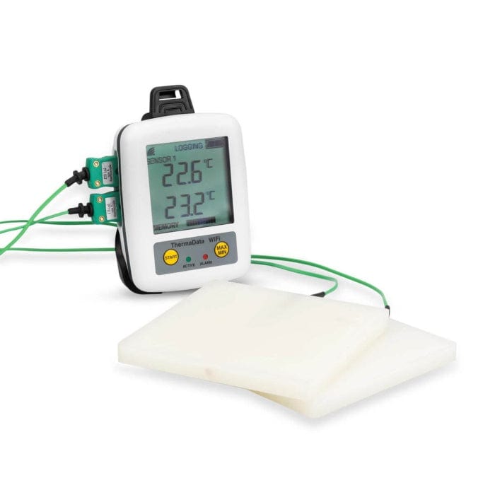 Une Sonde de température pour simulateur alimentaire de Thermomètre.fr sur une surface blanche mesure la température des aliments réfrigérés.