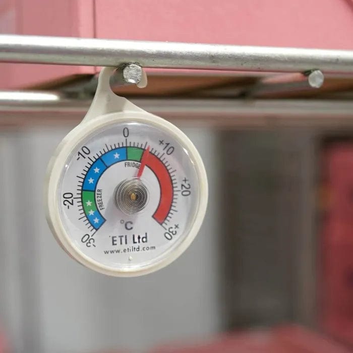 Une boîte rose avec un Thermomètre pour réfrigérateur / congélateur Cadran 52 mm de Thermometre.fr suspendu.