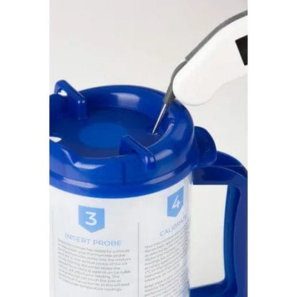 Un mug bleu Thermometre.fr avec un thermomètre dedans pour l'étalonner