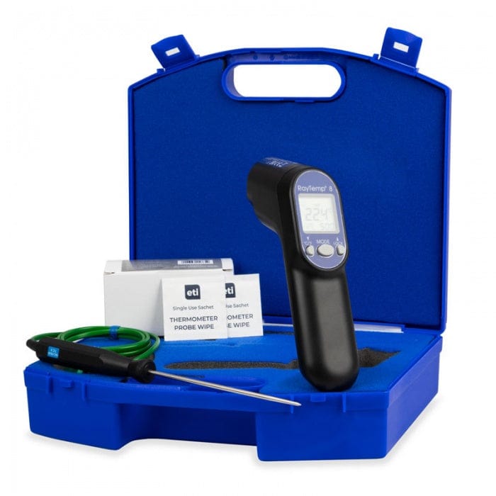 un Kit thermomètre infrarouge - RayTemp 8 dans un étui bleu de Thermometre.fr.