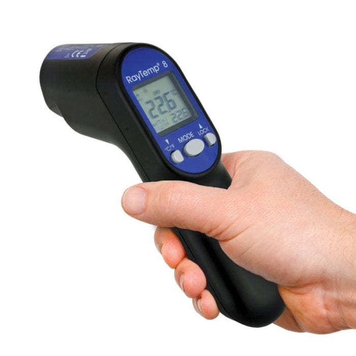 une main tenant un Kit thermomètre infrarouge - RayTemp 8 de Thermometre.fr.