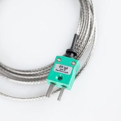 Une Sonde de pénétration de type (K/T) et un câble de type Tressé/Blindé attaché à un autre fil. [Thermomètre.fr]