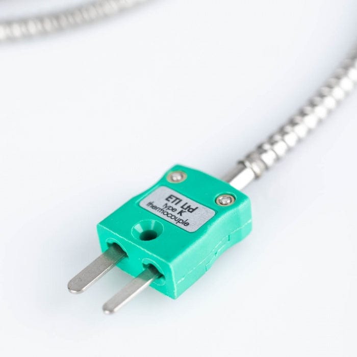 Un thermocouple vert auquel est attaché un fil utilisé pour mesurer la température.
Nom du produit : Sonde de pénétration de type (K/T) et un câble de type (Tressé/Blindé)
Nom de la marque : Thermomètre.fr