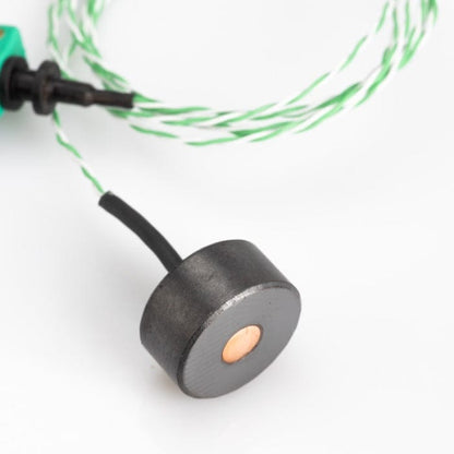 Una sonda magnetica per la temperatura superficiale collegata a un pulsante verde.