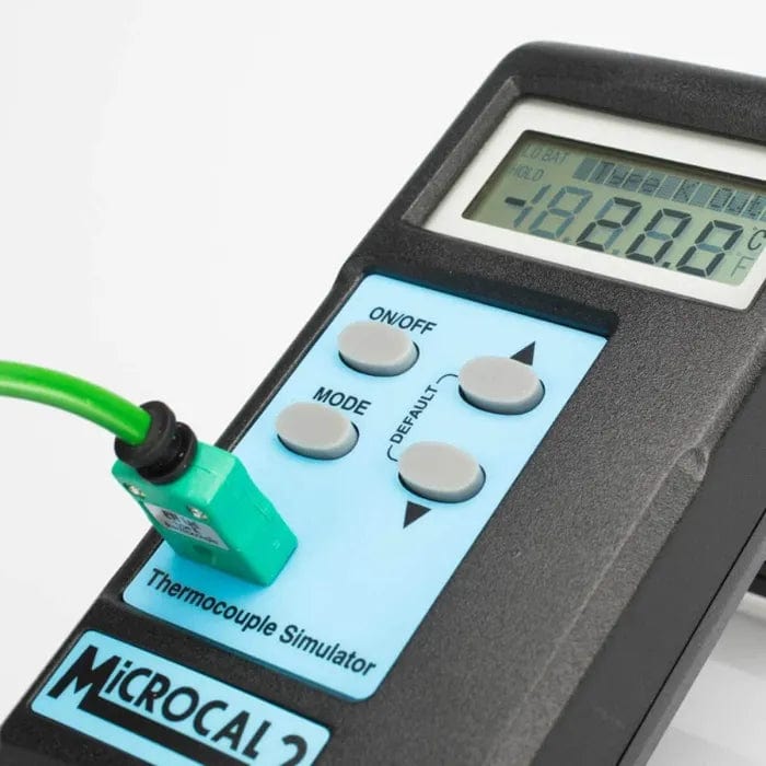 un Thermomètre simulateur MicroCal 2 de Thermometre.fr auquel est attaché un fil vert.
