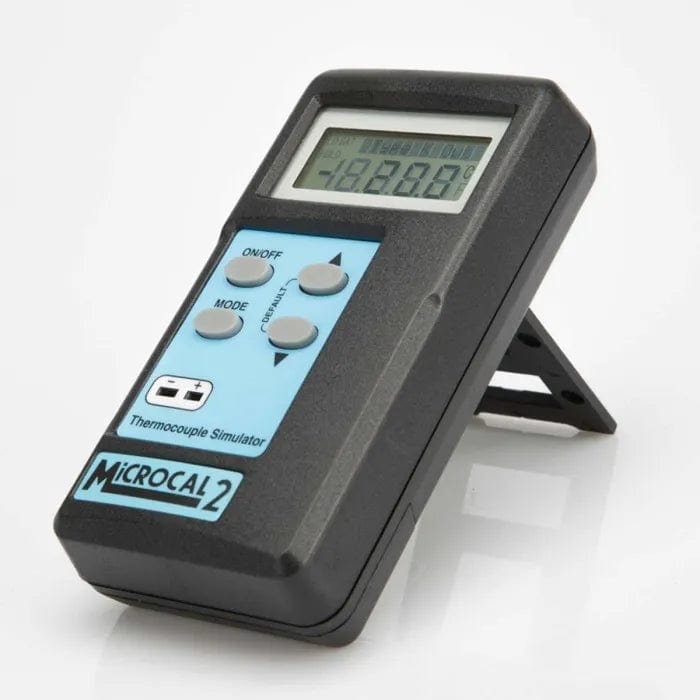 un Thermomètre simulateur MicroCal 2 sur fond blanc.