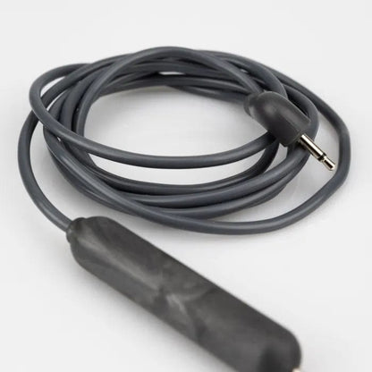 un cordon Mini sonde à aiguille pour DOT et ChefAlarm gris auquel est attachée une prise Thermometre.fr noire.