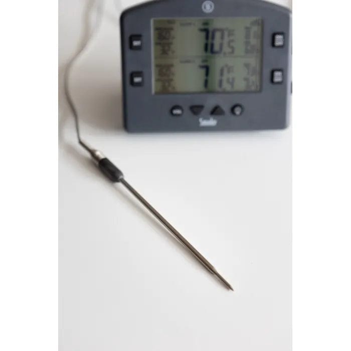 Une sonde de pénétration Thermometre.fr pour DOT ou ChefAlarm sur une surface blanche.
