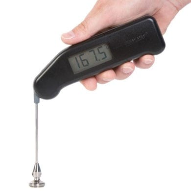 Une main tenant un Thermomètre Pro-Surface Thermapen® de Thermomètre.fr utilisé pour mesurer les températures de surface des plaques chauffantes, des grills et des éléments chauffants.