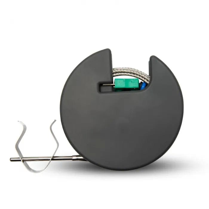 Une Coque de rangement Thermometre.fr pour sondes DOT et ChefAlarm avec une poignée verte attachée dessus.