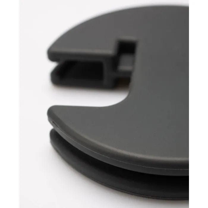 un support Coque de rangement pour sondes DOT et ChefAlarm en plastique noir avec un trou au milieu fabriqué par Thermometre.fr.