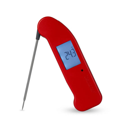 Un Thermomètre.fr Thermapen® One rouge précise la température, sur un fond blanc.
