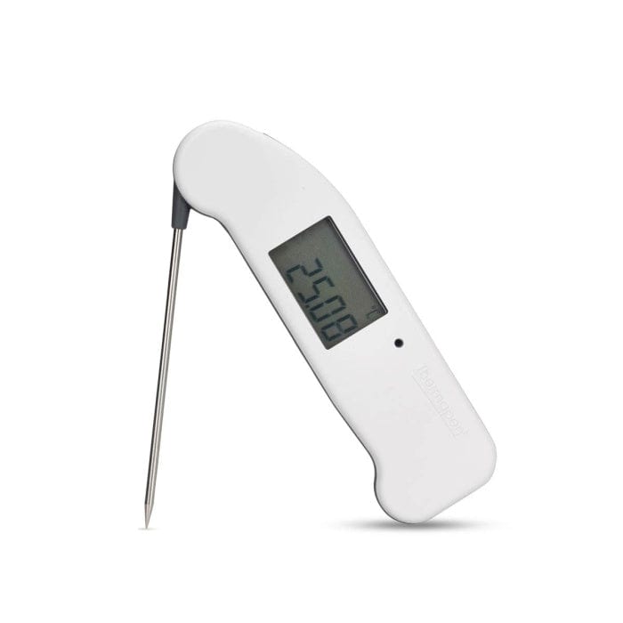 Un compteur Référence Thermapen® haute résolution et haute précision de Thermomètre.fr accompagné d'un certificat d'étalonnage UKAS sur fond blanc.