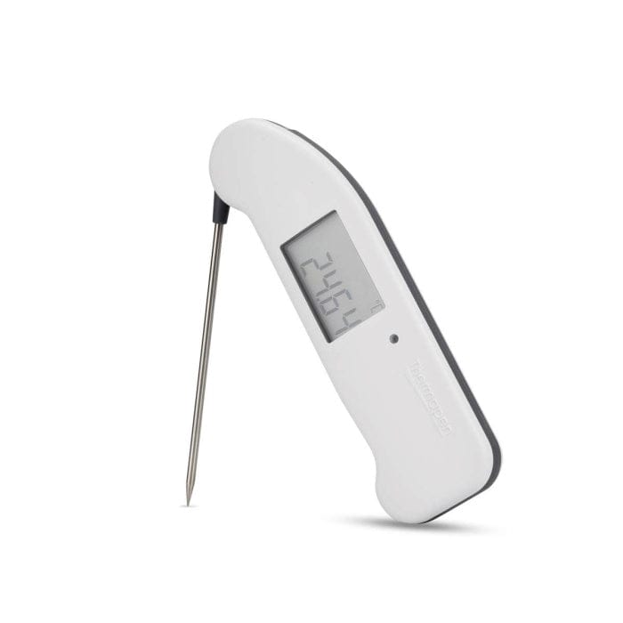 Un termometro Thermapen® di riferimento ad alta risoluzione e precisione di Thermométrie.fr, termometro digitale certificato UKAS, su sfondo bianco.