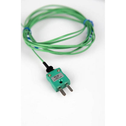 Un fil vert avec une fiche attachée, adapté aux applications à haute température - Sonde de four en forme de T de Thermomètre.fr.