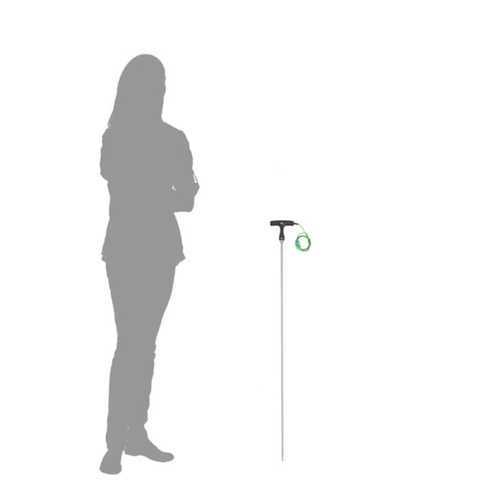Silhouette d'une femme debout à côté d'un poteau, mesurant la température avec le Thermomètre.fr Sonde de température à piquer en forme de T - asphalte ou agro-alimentaire.