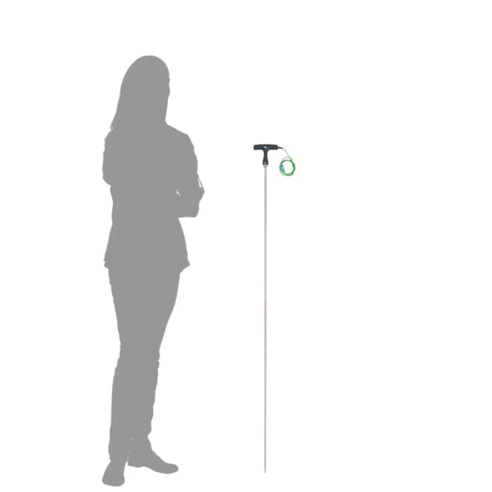 Une silhouette de femme debout à côté d'un poteau, avec une Sonde de température à piquer en forme de T - asphalte ou agro-alimentaire de Thermomètre.fr.