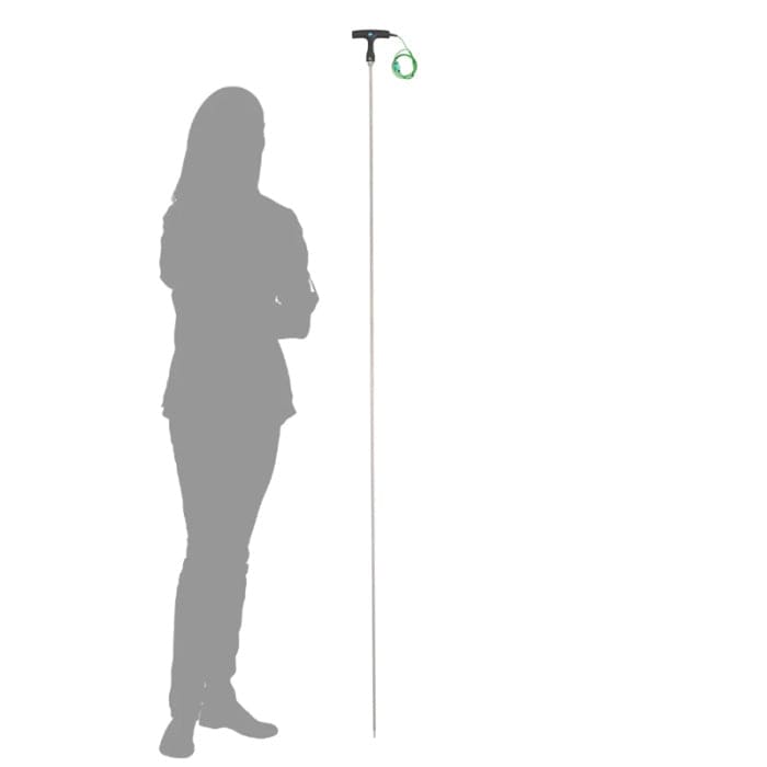Silhouette d'une femme debout à côté d'un poteau, où une Sonde de température à piquer en forme de T - asphalte ou agro-alimentaire de Thermomètre.fr mesure la température.