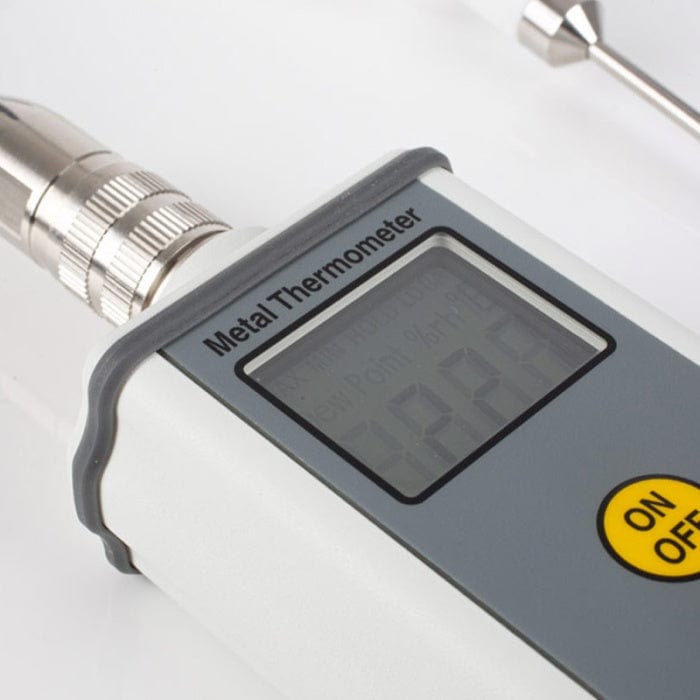 Un thermomètre numérique Therma 20 en métal sur surface blanche par Thermomètre.fr.