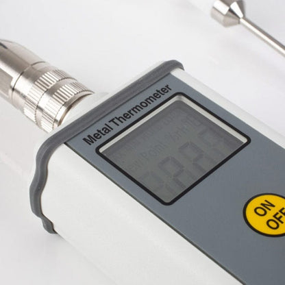 Un thermomètre numérique Therma 20 en métal sur surface blanche par Thermomètre.fr.