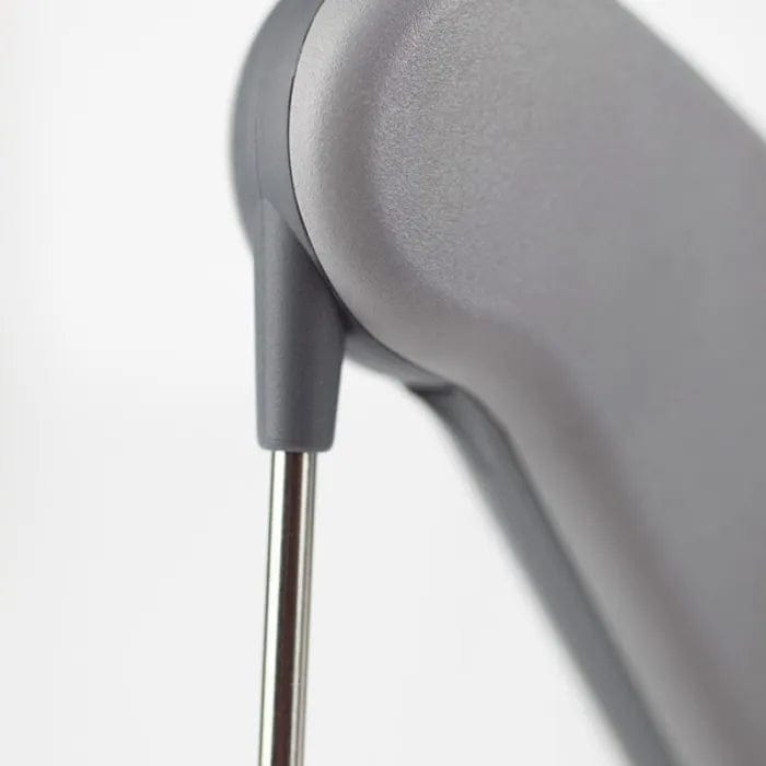 un gros plan d'une chaise Thermomètre bluetooth sans fil Thermapen® Blue avec une poignée en métal par Thermometre.fr.