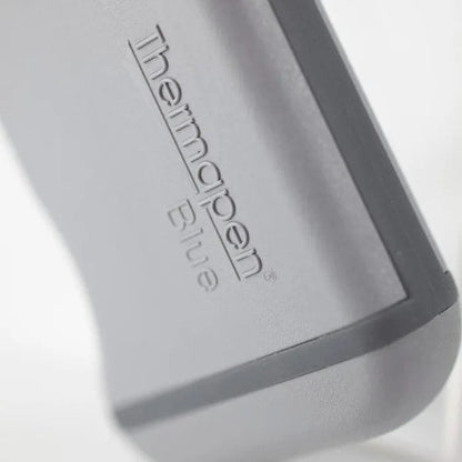 un gros plan d'un téléphone avec le logo Thermomètre bluetooth sans fil Thermapen® Blue de Thermometre.fr dessus.