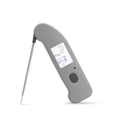 Un thermomètre numérique Thermapen ONE bleu sur fond blanc par Thermomètre.fr.