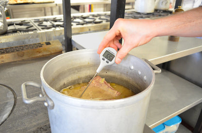 Une personne tient un Thermomètre de poche ThermaStick de Thermometre.fr dans un pot.