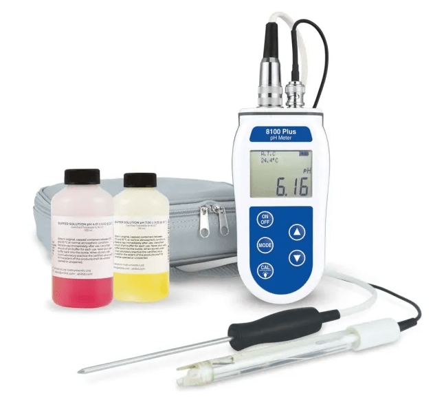Un PH-mètre pH avec un flacon de liquide et un sachet par Thermometre.fr.