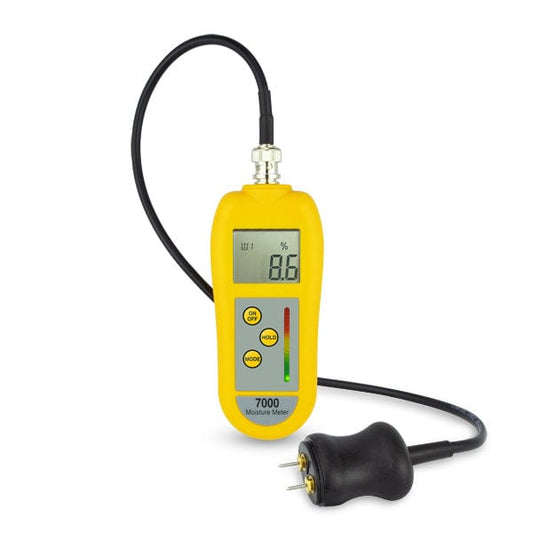 Un Humidimètre 7000 jaune avec sonde auquel est attaché un fil utilisé par les professionnels du bâtiment. (marque : Thermomètre.fr)
