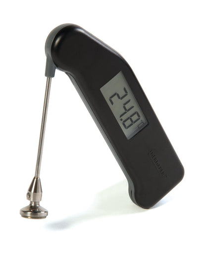 un Thermomètre Pro-Surface Thermapen® pour grils et plaques chauffantes de Thermometre.fr sur fond blanc.