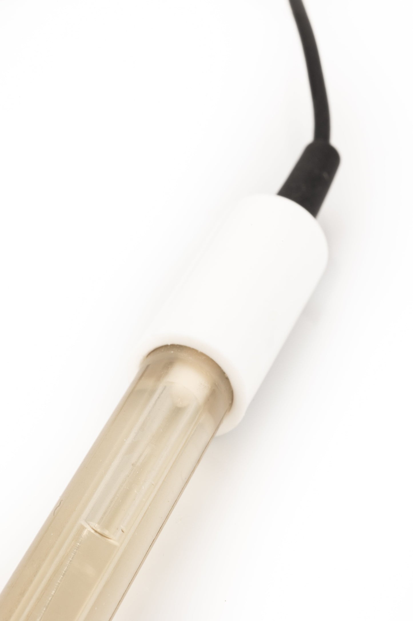 un tube blanc avec un cordon noir attaché à l'Électrode de pH à usage général de Thermometre.fr.